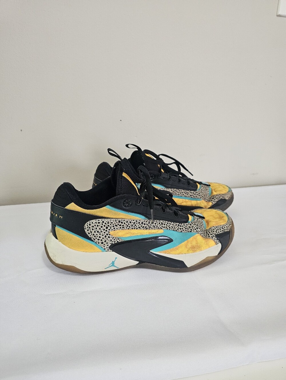 Air Jordan Low-Top Sneakers in Yellow/Black